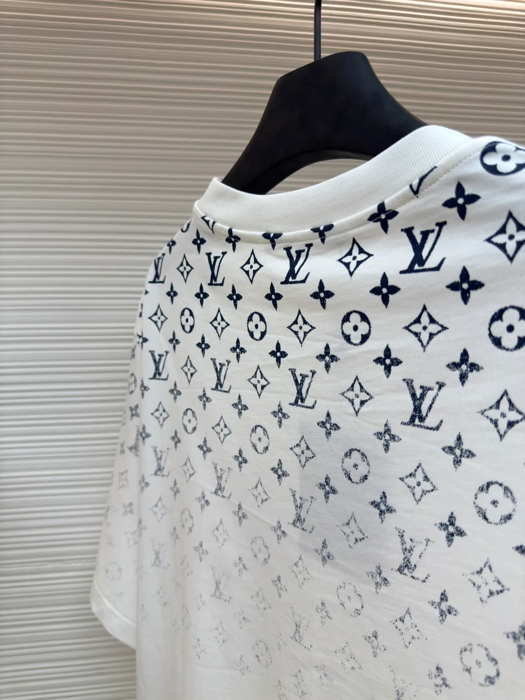 LOUIS VUITTON gradient presbyopic T-shirt ●Authentic product: purchased and developed by 8450 ●Item number: 1680208-A10 ●Fabric: refined sulfur cotton fabric ●Technology: printing production ●Version: fitted version ●Weight: about 305 grams ●Size: XS-S-M-L ●Description: The fabric is made of 32s double-ply combed cotton compact siro-spun yarn, matched with 1*1 flat knitted cotton thread. The entire garment's front and rear panels, left and right sleeves, are printed with Kornit white ink digital direct injection. The first draft is made based on the Y-plate scanned pattern, and the clarity of the first draft is corrected by hand to ensure that the printed flower pieces have a gradient and orderly visual effect. The overall wiring is straight and delicate, the fabric is comfortable and soft, and the color is consistent without color difference. It can be matched with the same style to create a fashionable look and control various occasions. Customized accessories, complete with three standards, same style for men and women!